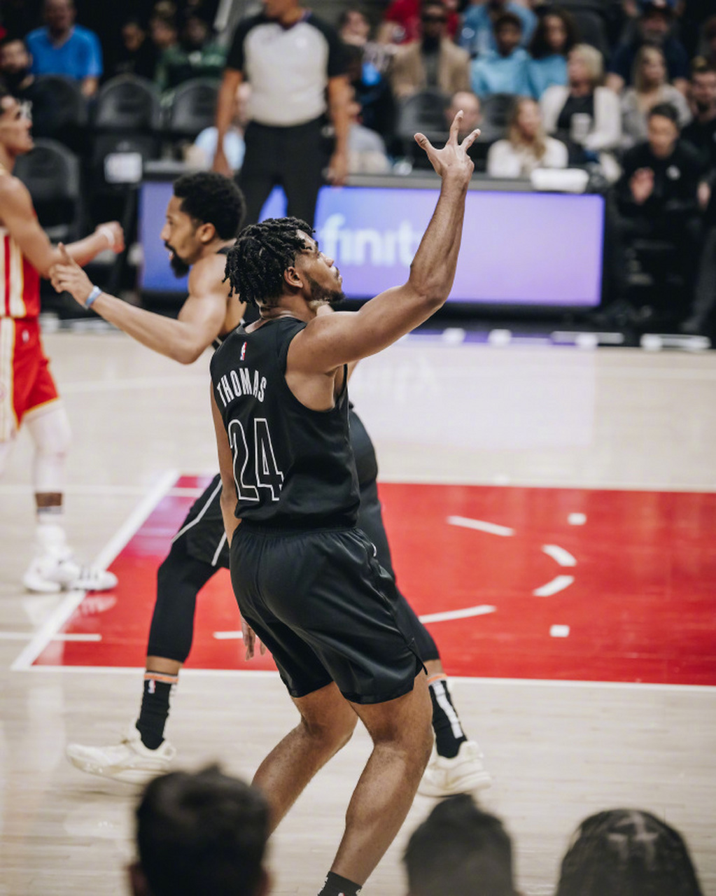 篮网客场惨败老鹰，豪取关键胜利(篮网客场惨败老鹰,豪取关键胜利是哪一场)