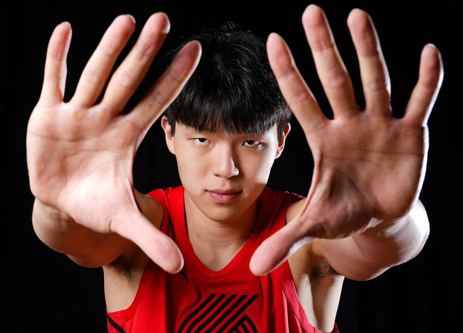 球员身手敏捷，技战术手段独具匠心的简单介绍